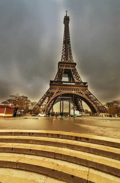 Magnificencia de la Torre Eiffel, vista de la poderosa estructura emblemática —  Fotos de Stock