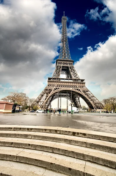 Paris. wunderschöner Weitwinkelblick auf den Eiffelturm mit Treppe — Stockfoto