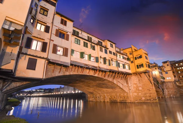 Underbara Visa gamla bro, ponte vecchio i Florens vid solnedgången — Stockfoto