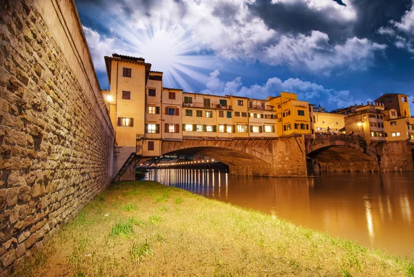 Ponte vecchio över arno river, Florens, Italien. vackra uppåt — Stockfoto