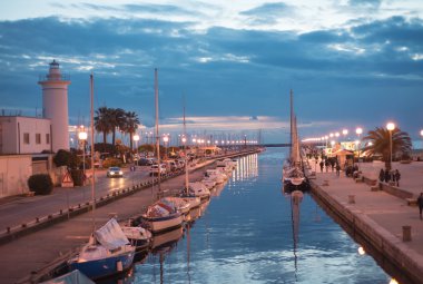 viareggio, İtalya'da günbatımı. Kanal ile güzel mesire ve