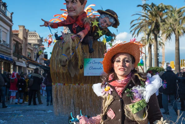 VIAREGGIO, ITALIA - 10 DE FEB: El desfile de carrozas de carnaval, Februa — Foto de Stock