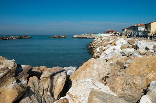 Rochas e casas na costa de Marina di Pisa, Itália — Fotografia de Stock