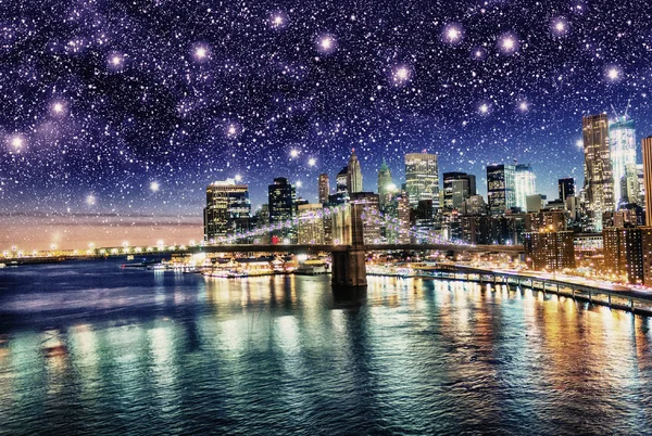 ニューヨーク市の超高層ビルの上の星の素晴らしい夜 — ストック写真