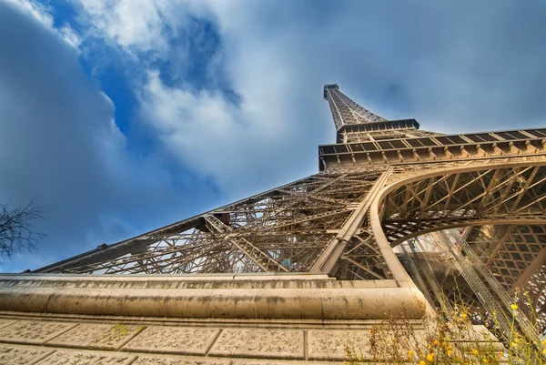 Magnificencia de la Torre Eiffel, vista de la poderosa estructura emblemática — Foto de Stock