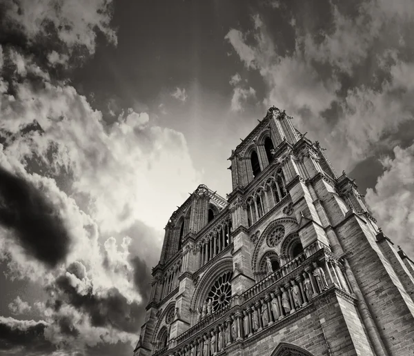 Awesome uppåtgående utsikt över notre dame-katedralen med dramatisk himmel — Stockfoto