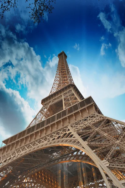 Maravilhosas cores do céu acima da Torre Eiffel. La Tour Eiffel em Paris — Fotografia de Stock