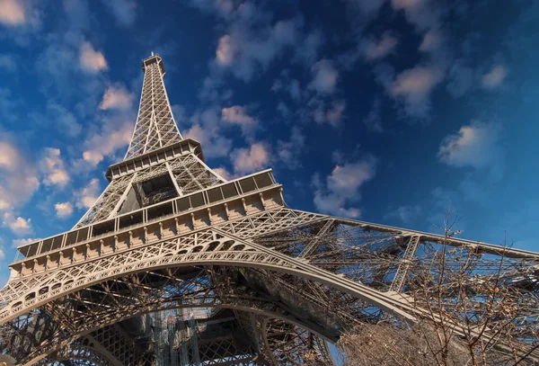 艾菲尔铁塔和巴黎天空的美丽的颜色 — 图库照片
