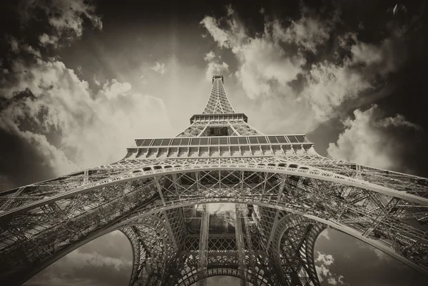 Bela vista da Torre Eiffel em Paris — Fotografia de Stock