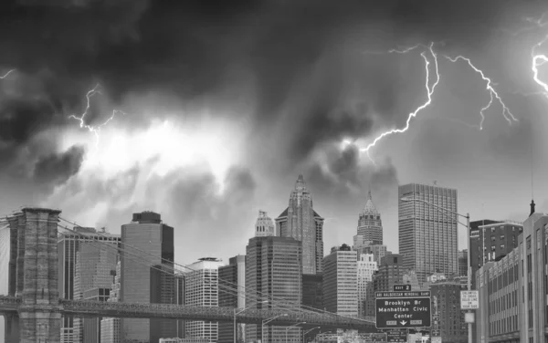 Bouře na dolní manhattan skyline a vysokými mrakodrapy - new york — Stock fotografie