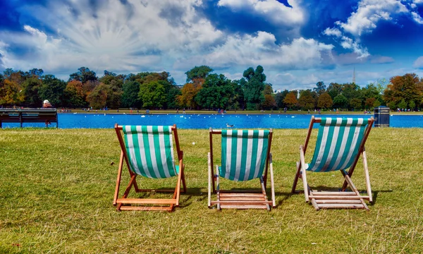 Ontspannen op strandstoel in een prachtig park — Stockfoto