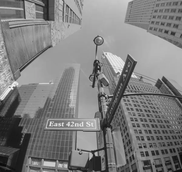 Vista fisheye verso l'alto dei grattacieli alti di Manhattan - New York Ci — Foto Stock