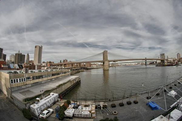 Muelle 17 y Puente de Brooklyn en la ciudad de Nueva York —  Fotos de Stock