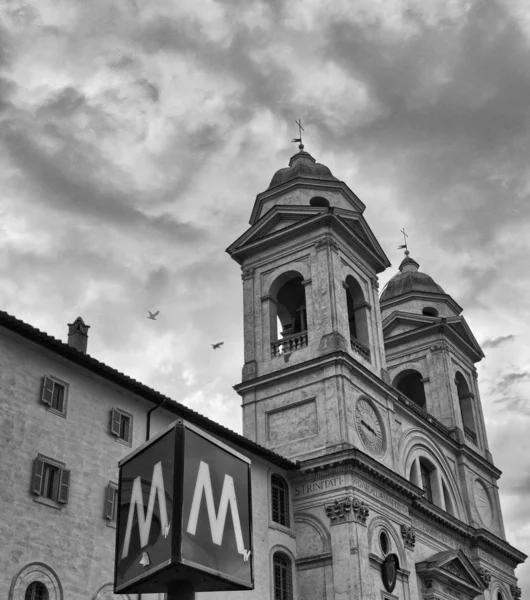 バック グラウンドでトリニティ教会とローマをサインイン メトロ — ストック写真