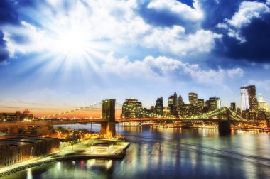 New york city - manhattan siluetinin kış gün batımında