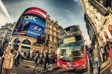 Londra - Eylül 28:Classic kentsel Çift katlı otobüs hızlanıyor