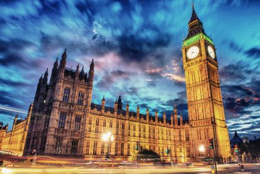Big Ben'e ve Parlamento ile bulutlar westmin alacakaranlıkta evi