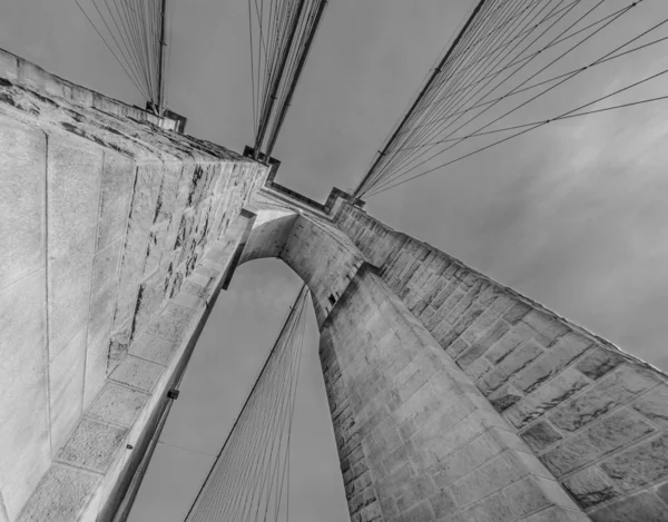 New york city. magnifik utsikt över kraftfulla brooklyn bridge — Stockfoto