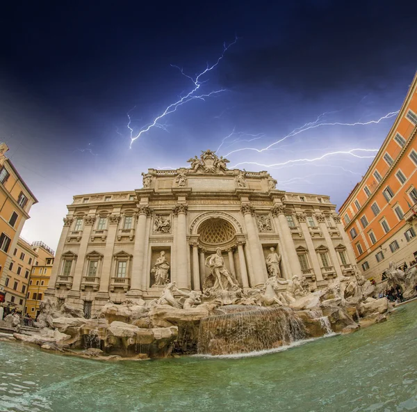 Amplia vista angular de la Fontana de Trevi en otoño - Roma —  Fotos de Stock