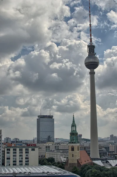 Alexanderplatz, gran angular con cielo nublado de verano - Berlín —  Fotos de Stock