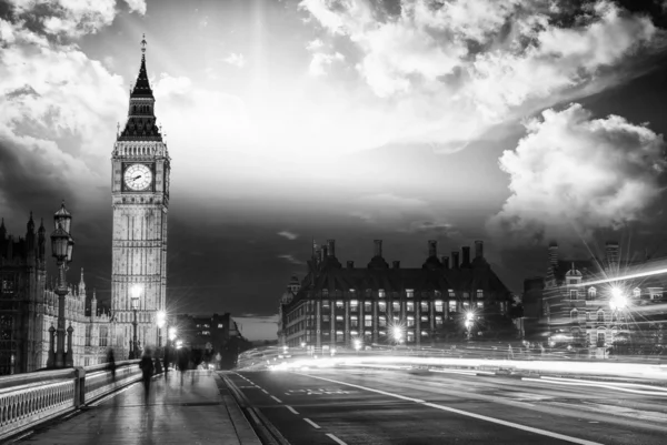 Cores bonitas de Big Ben da ponte de Westminster no por do sol  - — Fotografia de Stock