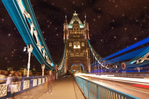 Tower Bridge di notte con percorsi auto leggeri - Londra — Foto Stock