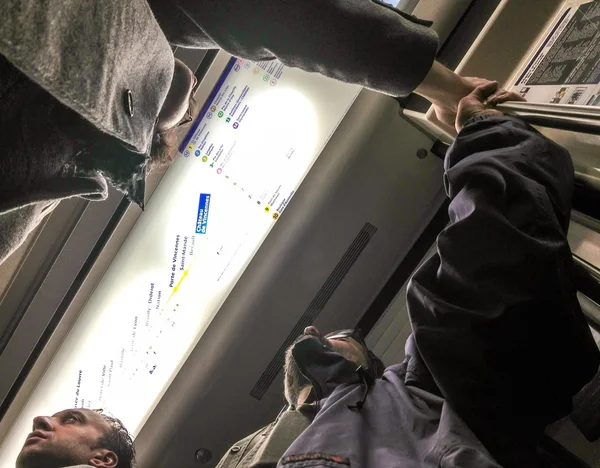 ПАРИЖ - DEC 2: Вид сверху на метро Train, 2 декабря , — стоковое фото