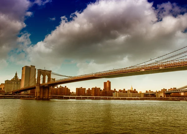 Atemberaubende Farben des Sonnenuntergangs über New York Stadtbild und brooklyn bridg — Stockfoto