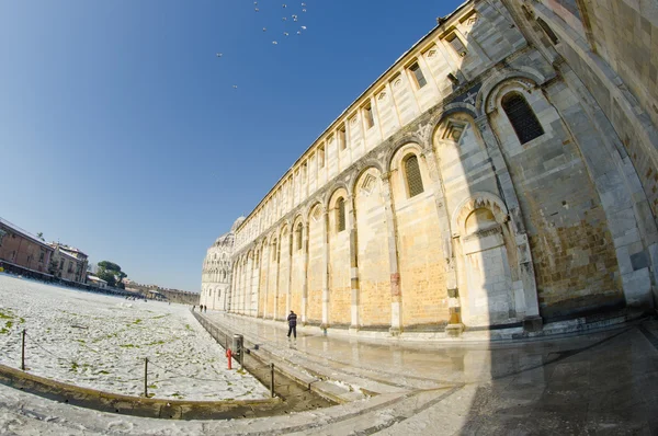 Placu Piazza dei miracoli w Pizie po burzy śnieżnej — Zdjęcie stockowe