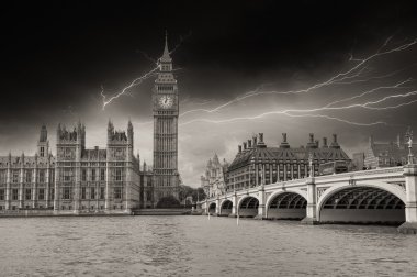 Londra. westminster bridge ve evlerin parli güzel görünümü