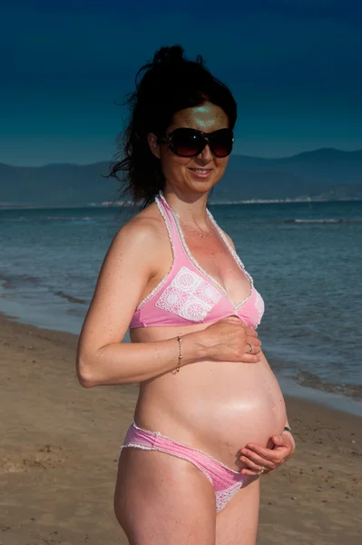 Mujer embarazada en la playa — Foto de Stock