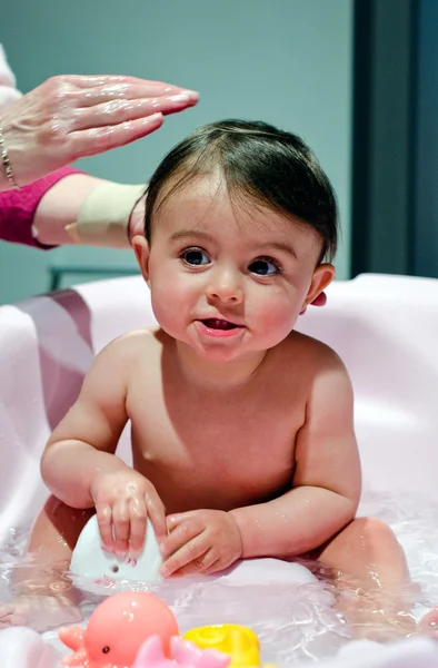 Bebé niña Bañándose, Italia — Foto de Stock