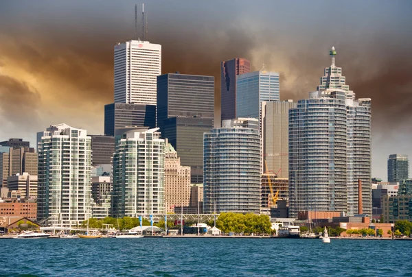 Toronto. Beautiful view of city skyline from Lake Ontario — Stock Photo, Image