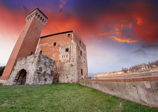 Pisa. Maravillosa vista al atardecer de la antigua Torre de la Ciudadela — Foto de Stock