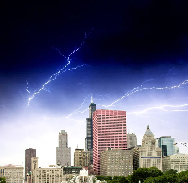 Chicago, illinois. kolory wspaniałe niebo nad miasto drapaczy chmur — Zdjęcie stockowe
