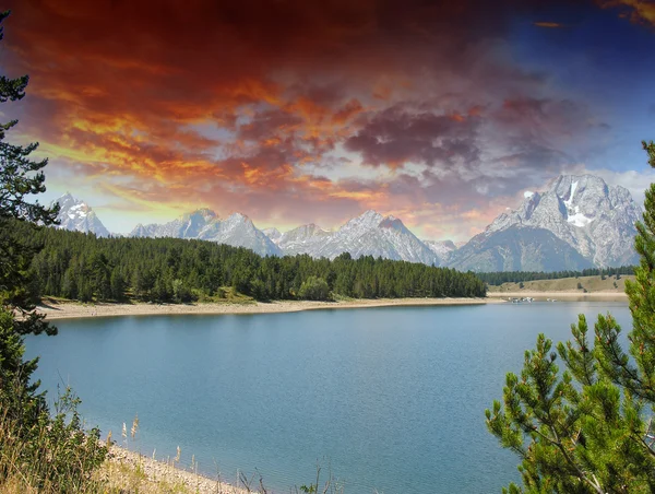 Wspaniały krajobraz jeziora grand teton i góry - wyoming — Zdjęcie stockowe