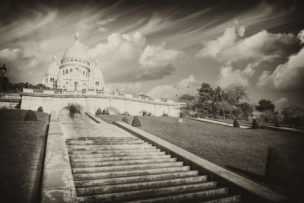 Magnifique vue sur la cathédrale du Sacré-Cœur et les escaliers raides - Pari — Photo