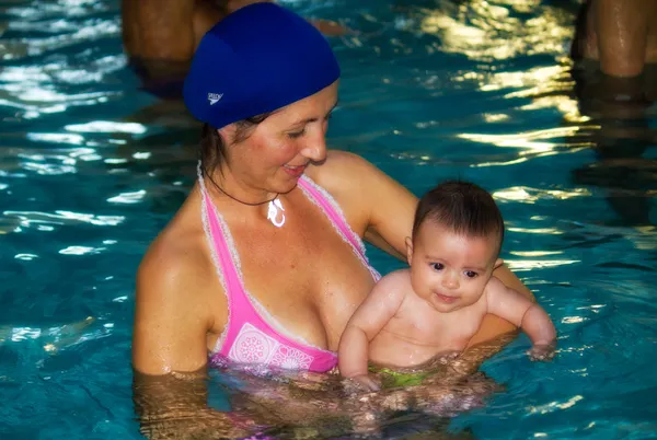 Madre e hija en la piscina, Italia — Foto de Stock