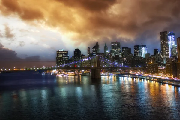 Nova Iorque. Maravilhosa vista do pôr-do-sol de Brooklyn Bridge e Manh — Fotografia de Stock