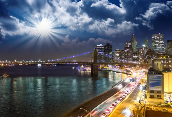 Increíble paisaje urbano de Nueva York - Rascacielos y puente de Brooklyn en —  Fotos de Stock