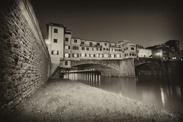 Понте-Веккьо над рекой Арно, Флоренция, Италия. Вверх — стоковое фото