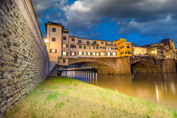 Ponte vecchio přes arno řeka, Florencie, Itálie. krásná nahoru — Stock fotografie