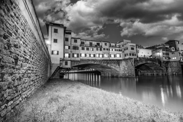 アルノ川、フィレンツェ、イタリアでヴェッキオ橋。美しいブラック — ストック写真