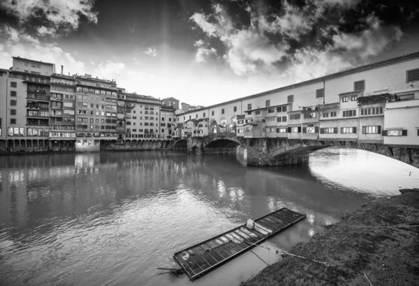 Wspaniałe kolory zachodu słońca we Florencji z arno rzeki i ponte ve — Zdjęcie stockowe