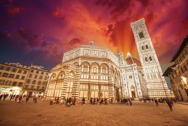 Florença. Maravilhosas cores do céu na Piazza del Duomo - Firenze — Fotografia de Stock