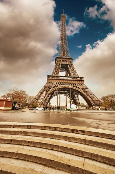 В Париж. Великолепный широкоугольный вид на Эйфелеву башню с лестницами в Се — стоковое фото