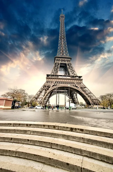 Paris. wunderschöner Weitwinkelblick auf den Eiffelturm mit Treppe — Stockfoto