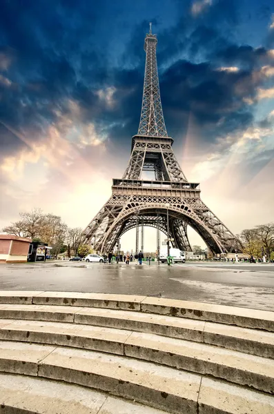 París. Magnífica vista panorámica de la Torre Eiffel con escaleras a Se —  Fotos de Stock