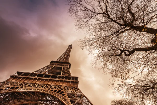Magnificencia de la Torre Eiffel, vista de la poderosa estructura emblemática — Foto de Stock