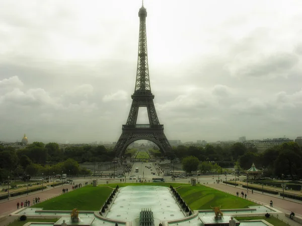 Estrutura metálica da Torre Eiffel contra um céu nublado Imagem De Stock